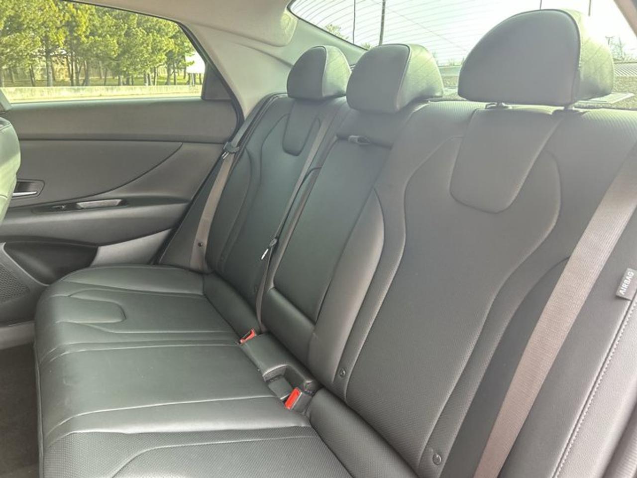 2025 Hyundai Elantra Luxury | One owner | No accidents | Leather Seats | Heated Steering Photo