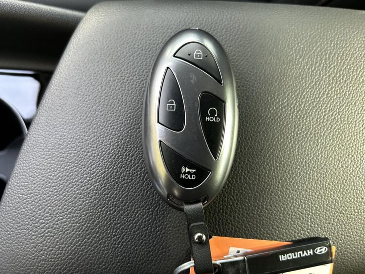 2025 Hyundai Elantra Luxury | One owner | No accidents | Leather Seats | Heated Steering Photo