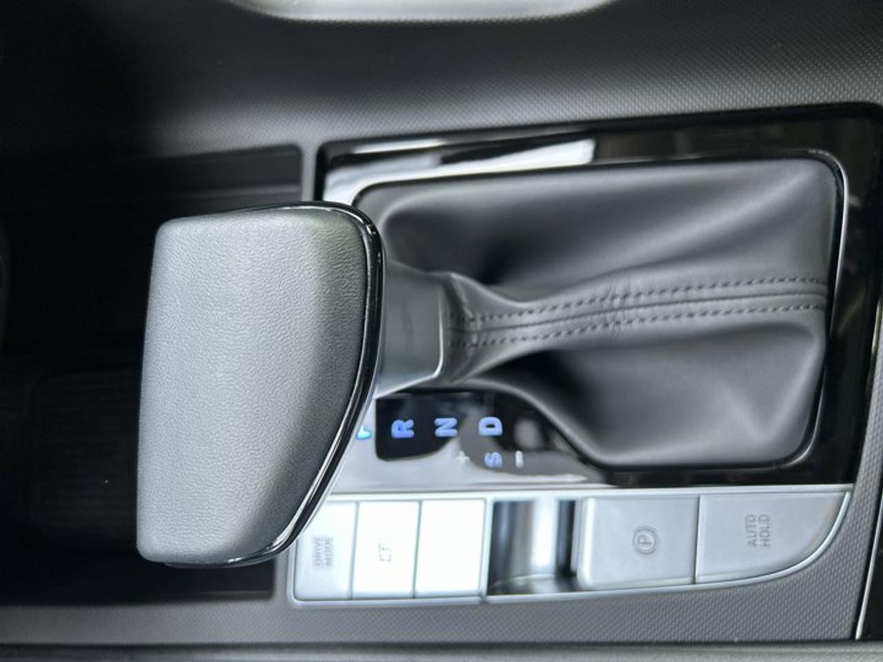 2025 Hyundai Elantra Luxury | One owner | No accidents | Leather Seats | Heated Steering Photo