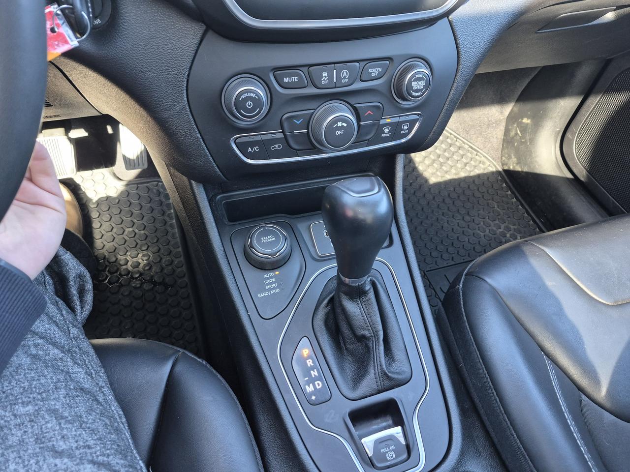 2022 Jeep Cherokee Sport Photo