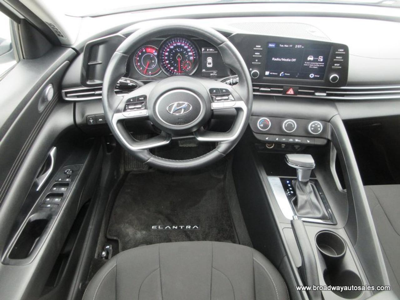 2022 Hyundai Elantra GREAT KM'S SEL-VERSION 5 PASSENGER 2.0L - DOHC.. DRIVE-MODE-SELECT.. HEATED SEATS & WHEEL.. BACK-UP CAMERA.. BLUETOOTH SYSTEM.. KEYLESS ENTRY.. Photo