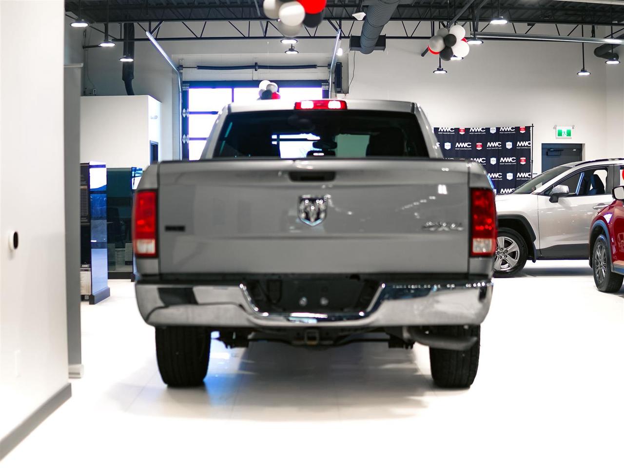 2023 RAM 1500 Classic SLT CREW | 4X4 | 5.7L V8 HEMI | HITCH | NO ACCIDENTS Photo