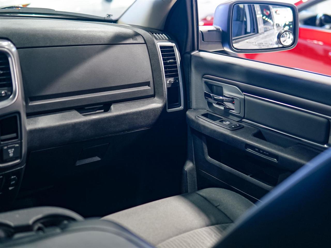 2023 RAM 1500 Classic SLT CREW | 4X4 | 5.7L V8 HEMI | HITCH | NO ACCIDENTS Photo