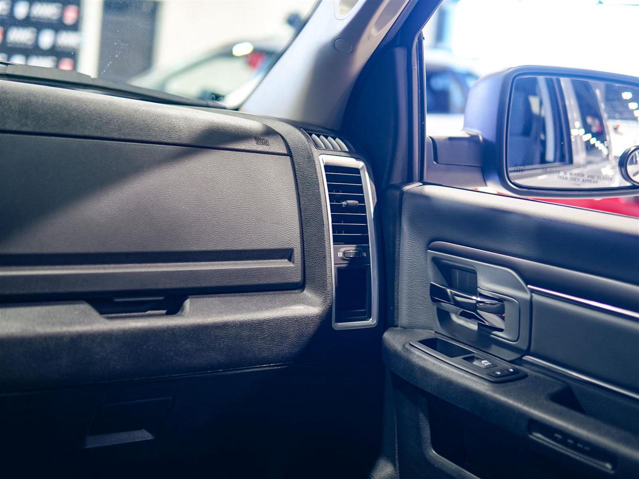 2023 RAM 1500 Classic SLT CREW | 4X4 | 5.7L V8 HEMI | HITCH | NO ACCIDENTS Photo
