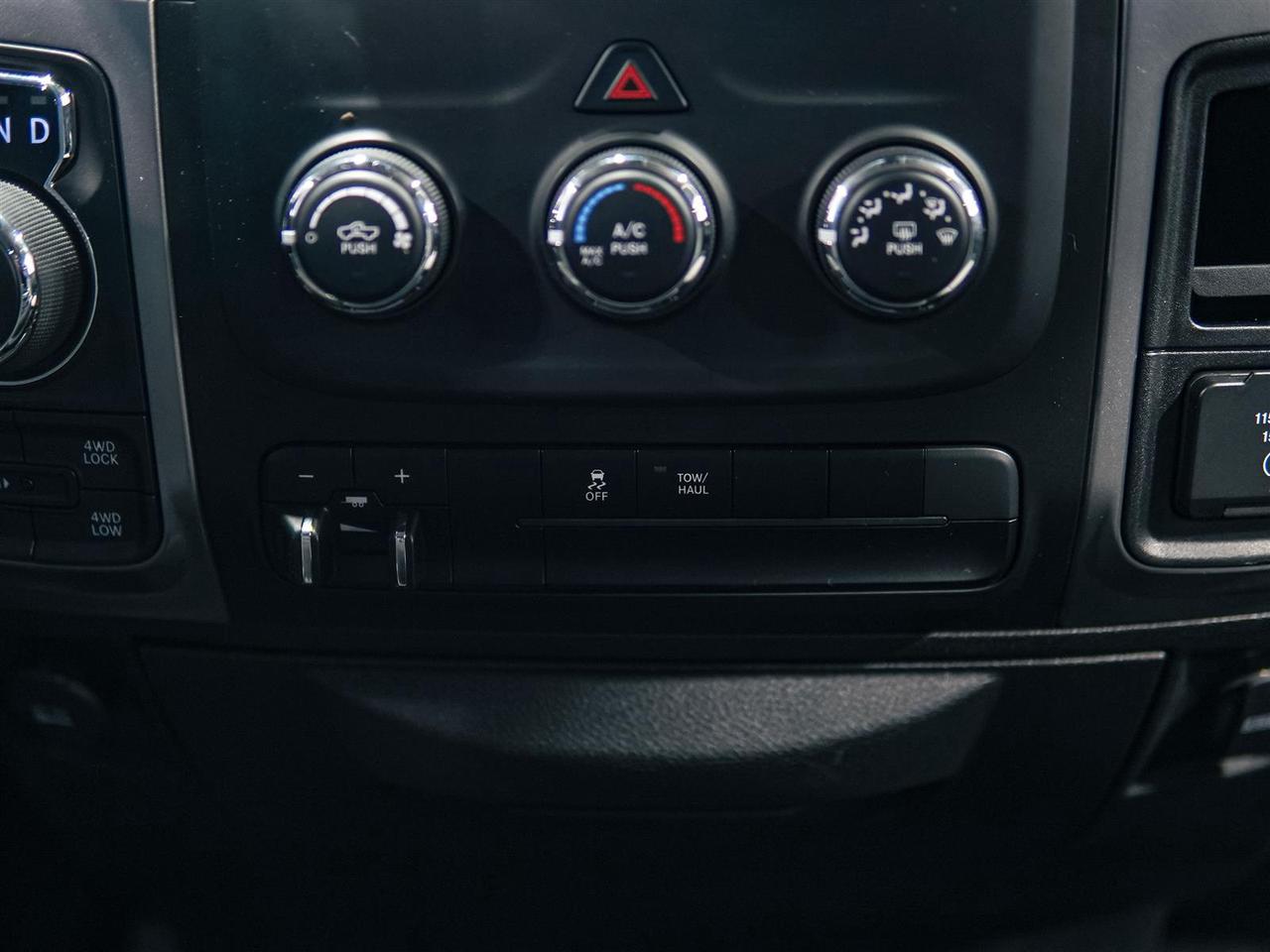 2023 RAM 1500 Classic SLT CREW | 4X4 | 5.7L V8 HEMI | HITCH | NO ACCIDENTS Photo