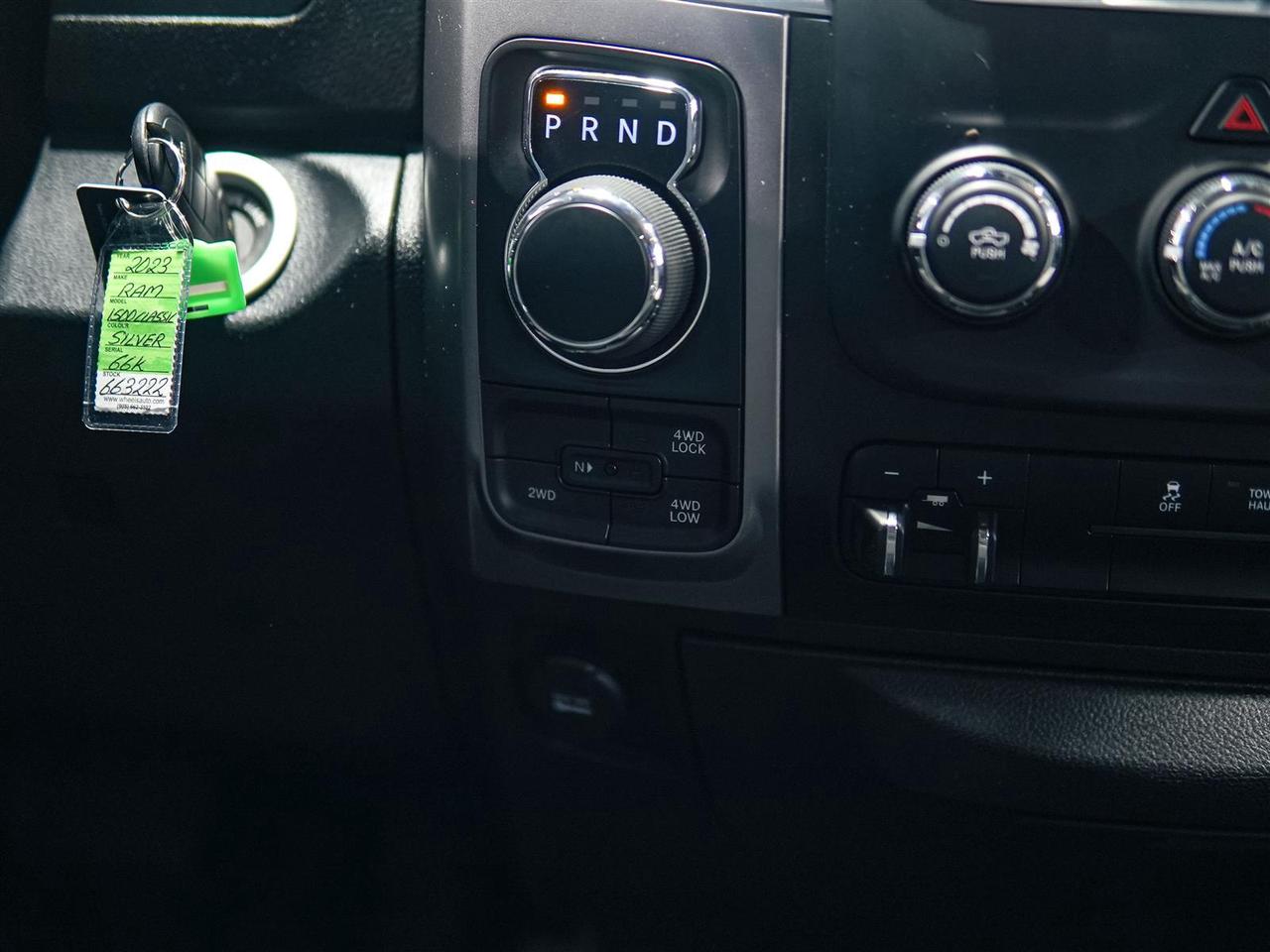 2023 RAM 1500 Classic SLT CREW | 4X4 | 5.7L V8 HEMI | HITCH | NO ACCIDENTS Photo