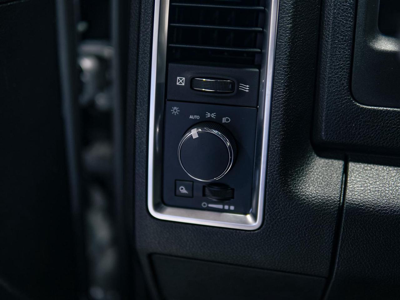 2023 RAM 1500 Classic SLT CREW | 4X4 | 5.7L V8 HEMI | HITCH | NO ACCIDENTS Photo