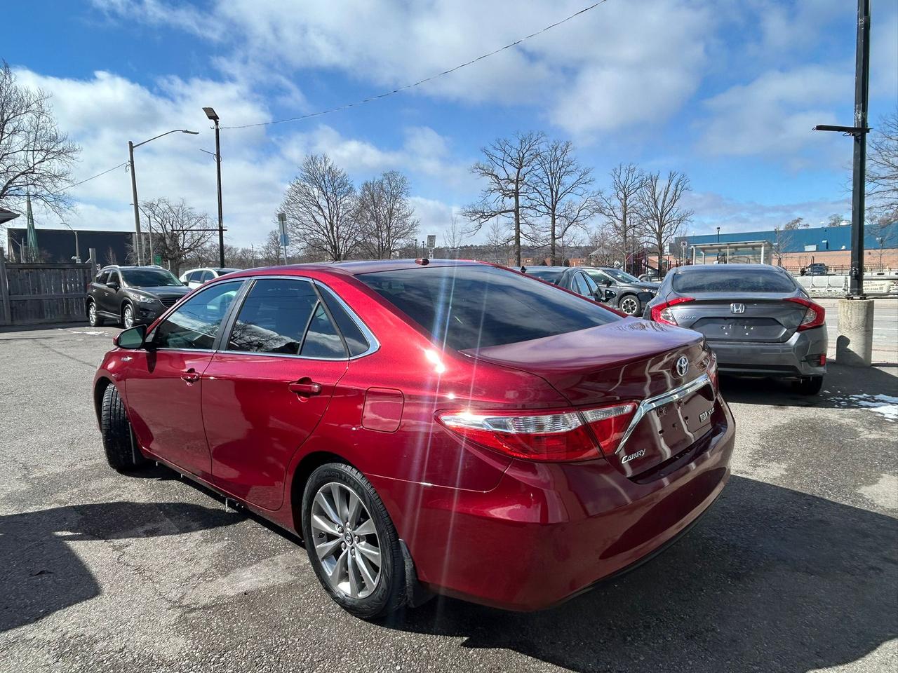 2015 Toyota Camry XLE HYBRID Photo2