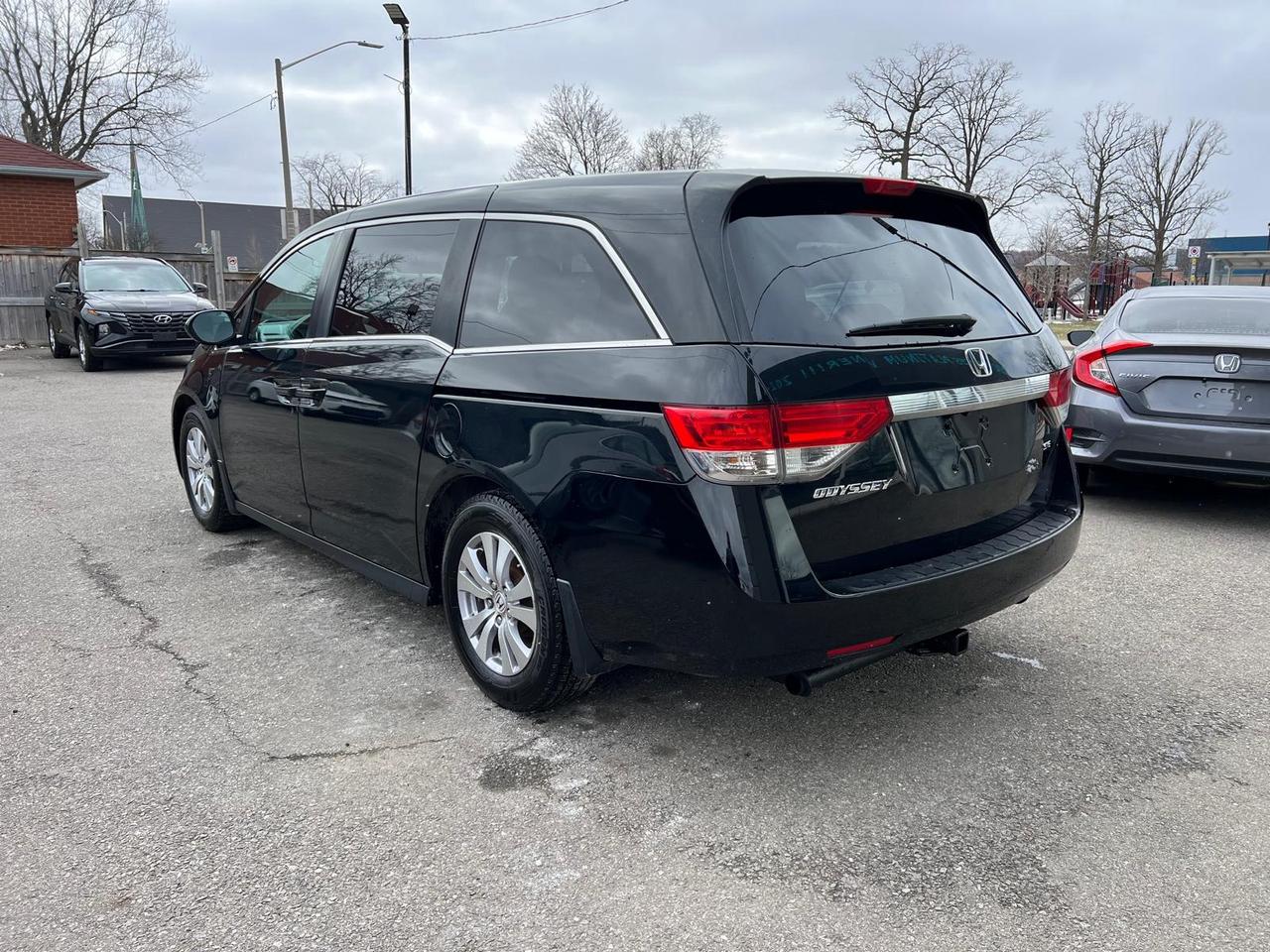 2016 Honda Odyssey SE Photo2