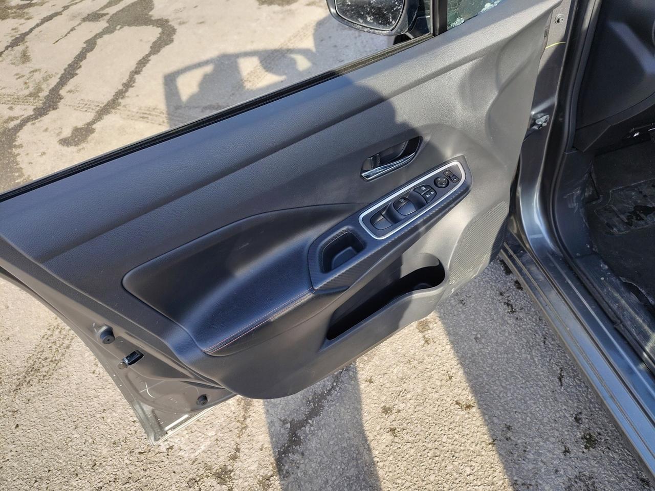 2024 Nissan Versa SR Photo