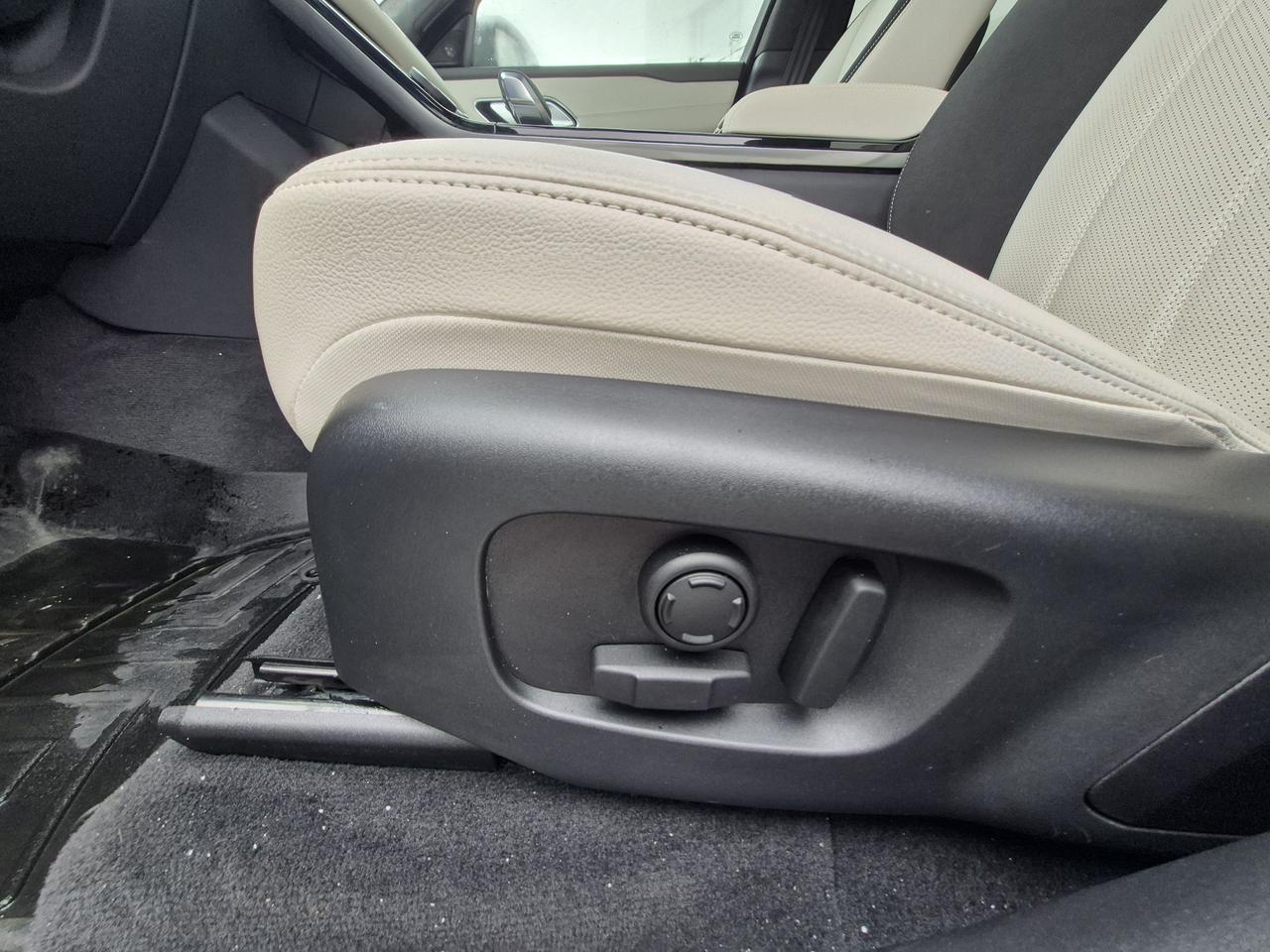 2023 Land Rover Range Rover Velar LOCAL TRADE! LOADED VELAR! LEATHER, ROOF, LIKE NEW Photo