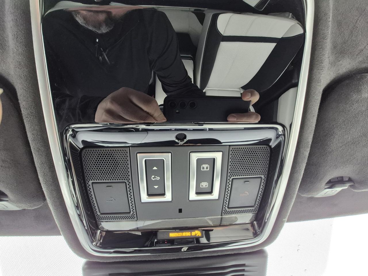 2023 Land Rover Range Rover Velar LOCAL TRADE! LOADED VELAR! LEATHER, ROOF, LIKE NEW Photo