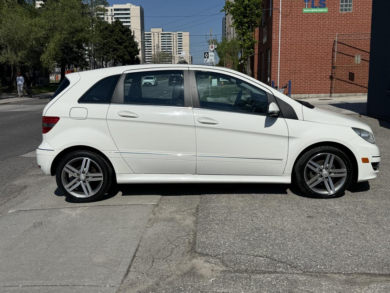2011 Mercedes-Benz B-Class 4dr HB B 200 Turbo Photo