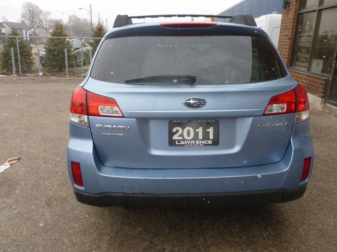 2011 Subaru Outback 2.5i Sport w/Limited Pkg Photo4