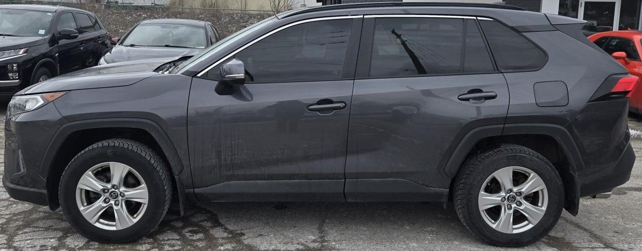 2020 Toyota RAV4 XLE / NO ACCIDENTS / ROOF / HTD SEATS / BLINDSPOT Photo