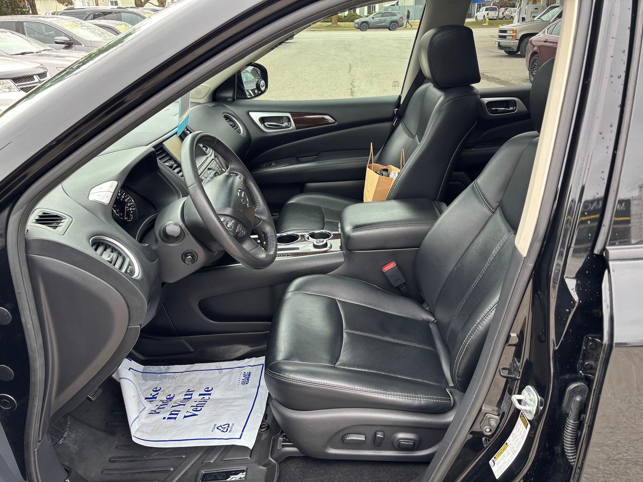 2016 Nissan Pathfinder Platinum Photo