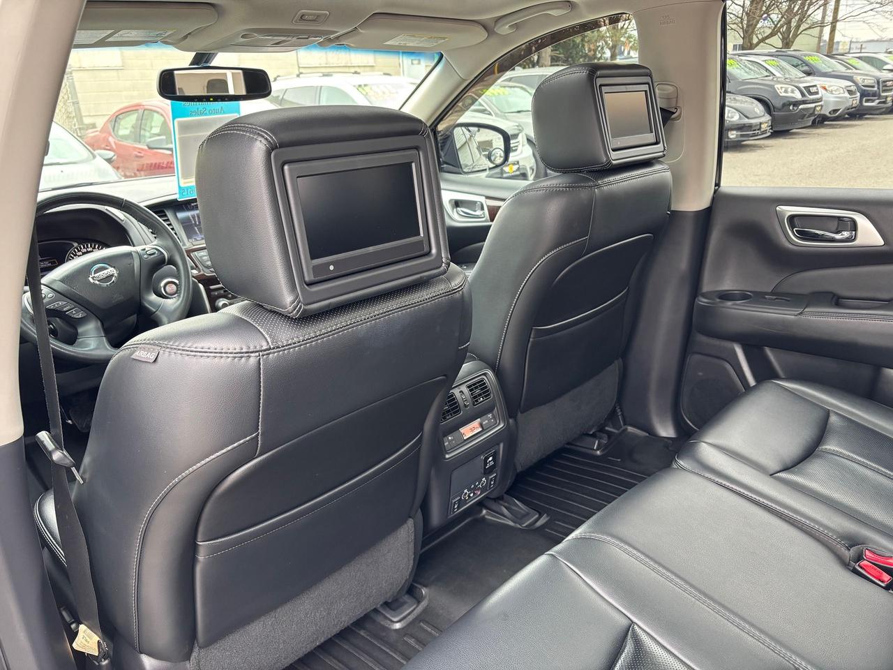 2016 Nissan Pathfinder Platinum Photo