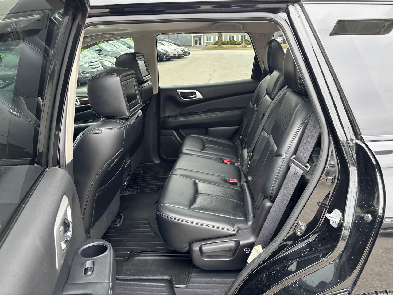 2016 Nissan Pathfinder Platinum Photo