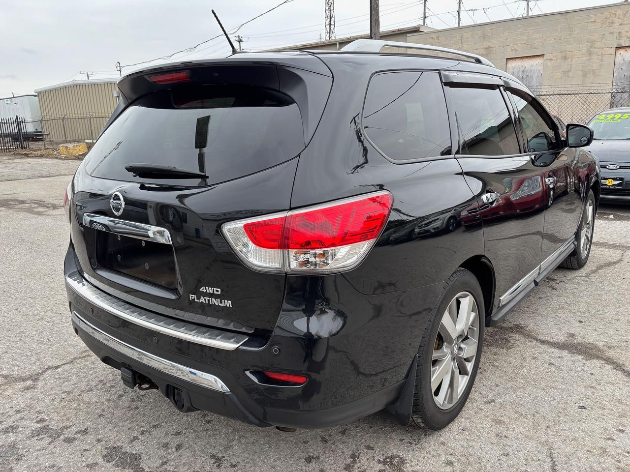 2016 Nissan Pathfinder Platinum Photo