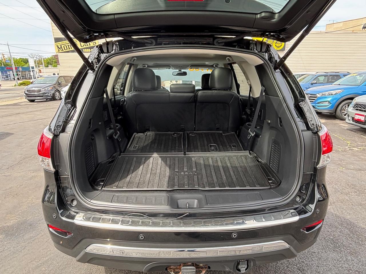 2016 Nissan Pathfinder Platinum Four Wheel Drive with 2 year warranty Photo
