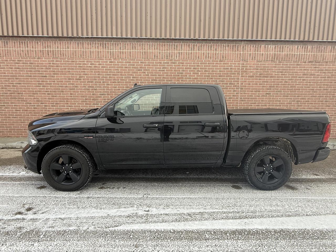 2021 RAM 1500 Classic EXPRESS Photo3