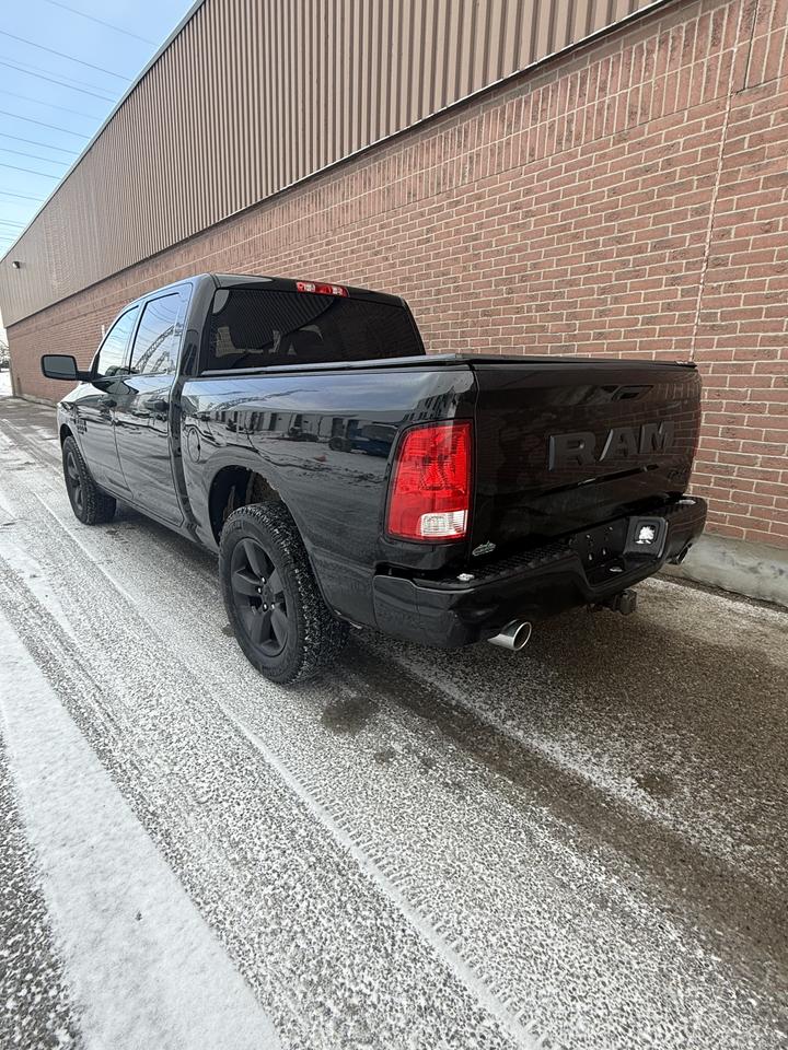 2021 RAM 1500 Classic EXPRESS Photo4