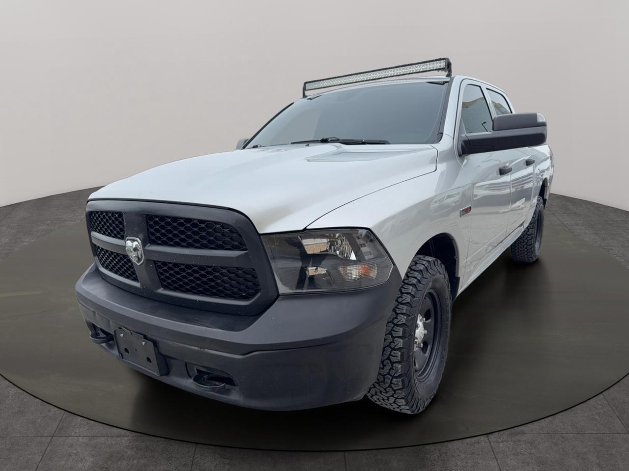 2015 RAM 1500 4WD CREW CAB 140.5" TRADESMAN Photo3