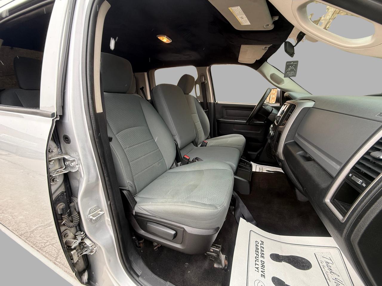 2015 RAM 1500 4WD CREW CAB 140.5" TRADESMAN Photo