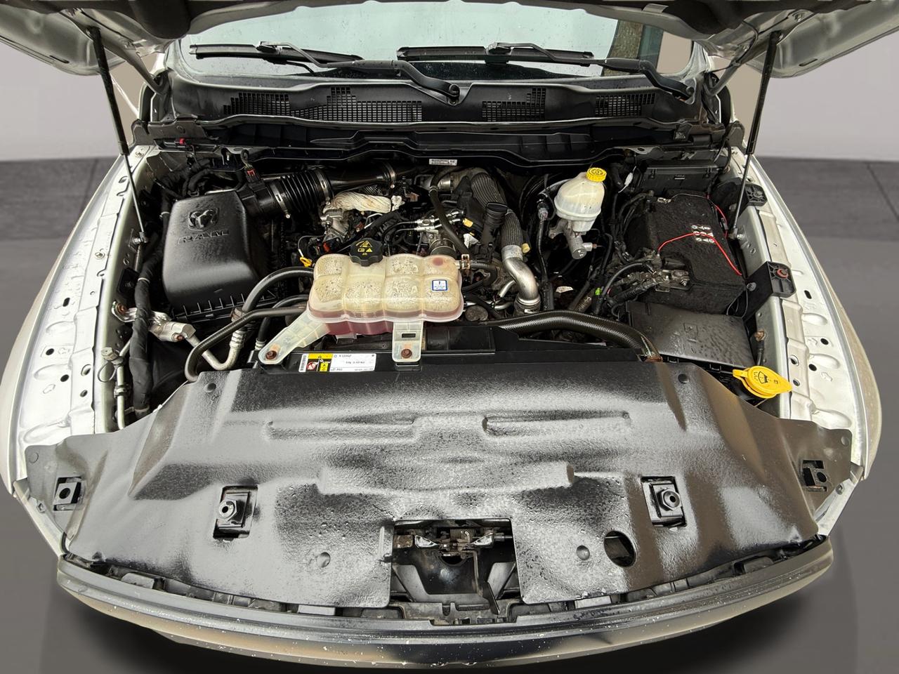 2015 RAM 1500 4WD CREW CAB 140.5" TRADESMAN Photo