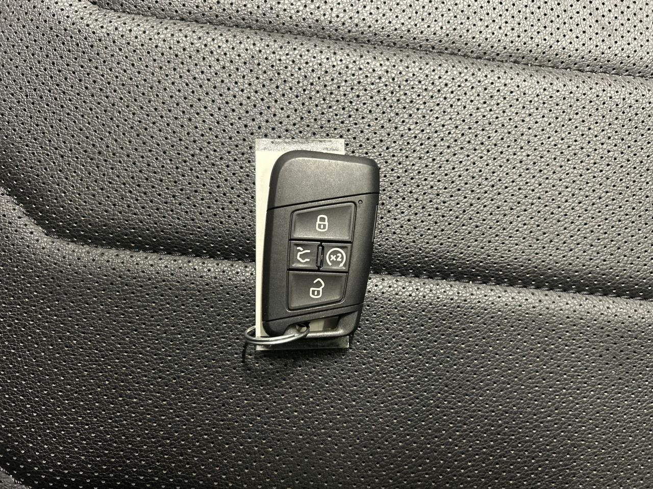 2024 Volkswagen Tiguan HIGHLINE RLINE AWD | COOLED LEATHER | PANO ROOF Photo