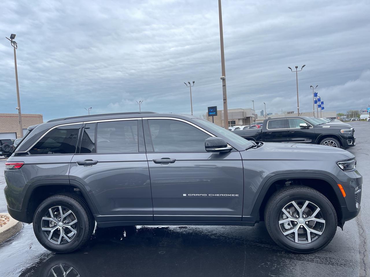 2025 Jeep Grand Cherokee NAV / LEATHER / HEATED SEATES / REMOTE START Photo3