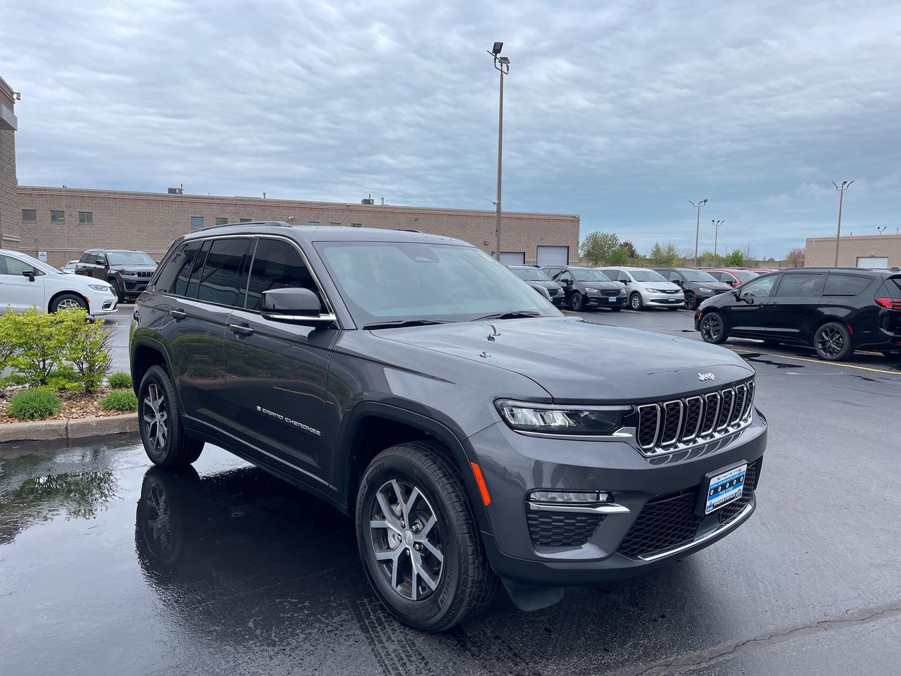 2025 Jeep Grand Cherokee NAV / LEATHER / HEATED SEATES / REMOTE START Photo