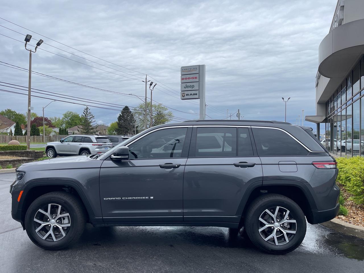 2025 Jeep Grand Cherokee NAV / LEATHER / HEATED SEATES / REMOTE START Photo