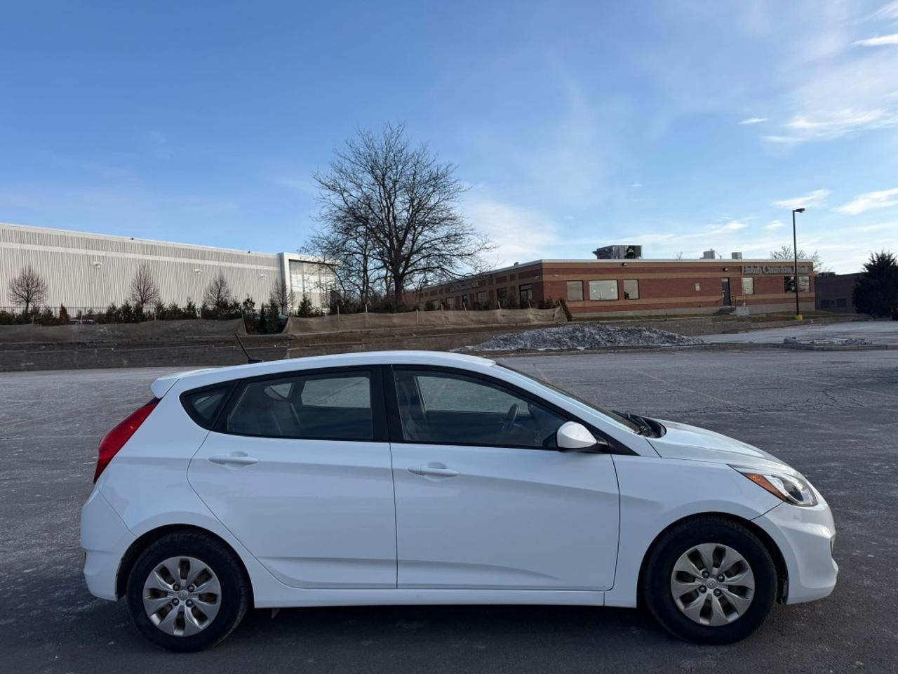 2017 Hyundai Accent 4dr Sedan Automatic GL Photo3