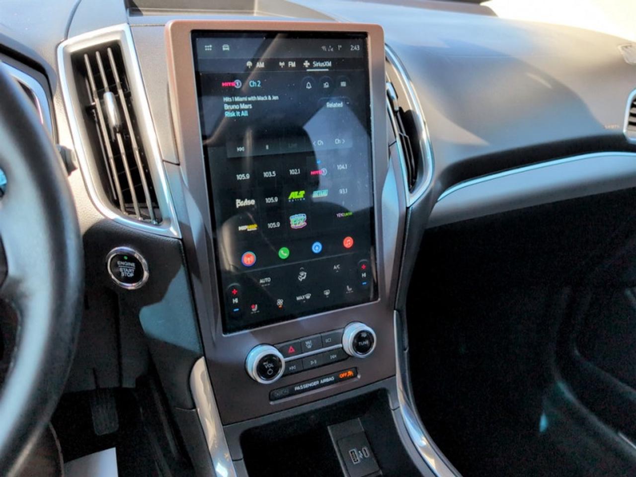 2021 Ford Edge Titanium  **LEATHER - PANO ROOF** Photo