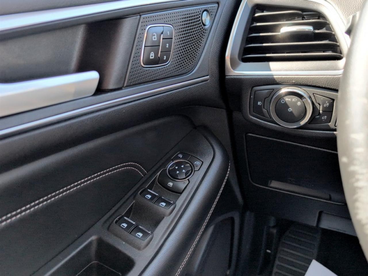 2021 Ford Edge Titanium  **LEATHER - PANO ROOF** Photo