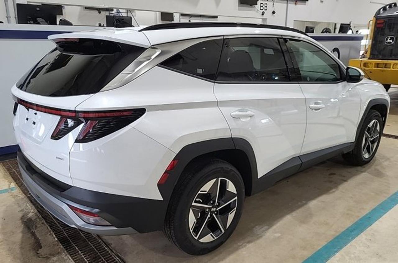 2026 Hyundai Tucson Preferred AWD | Trend Pkg | Leather | Sunroof | Heated Wheel + Seats | Power Seat | and More ! Photo4