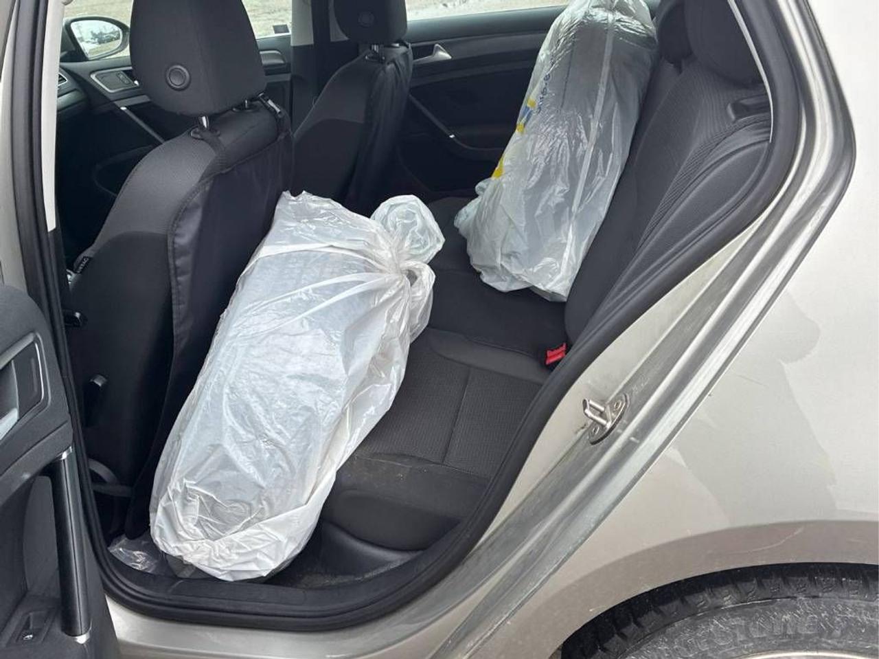 2019 Volkswagen Golf Comfortline - YES ONLY 22,000KM!! HEATED SEATS!!! Photo