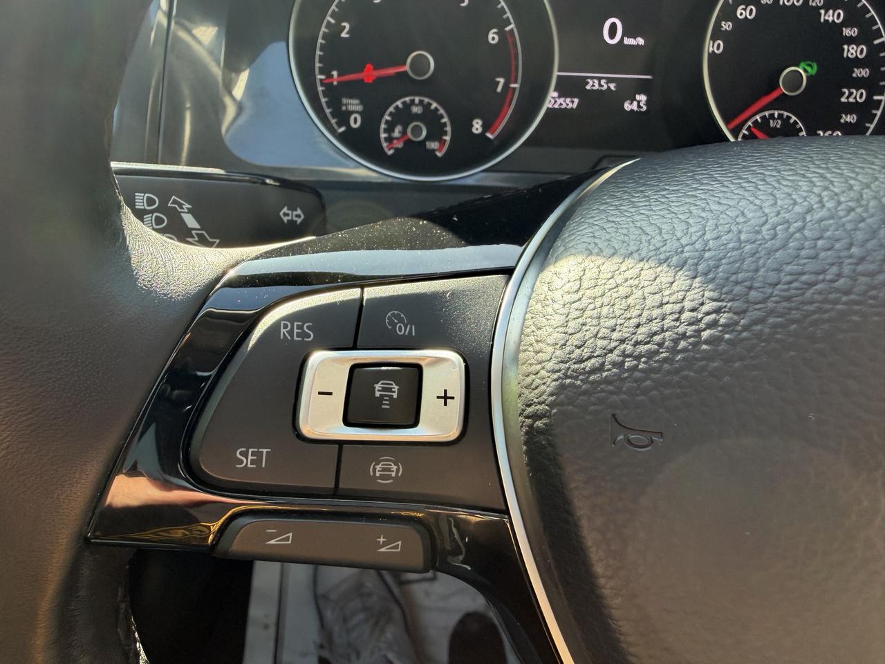 2019 Volkswagen Golf Comfortline - YES ONLY 22,000KM!! HEATED SEATS!!! Photo