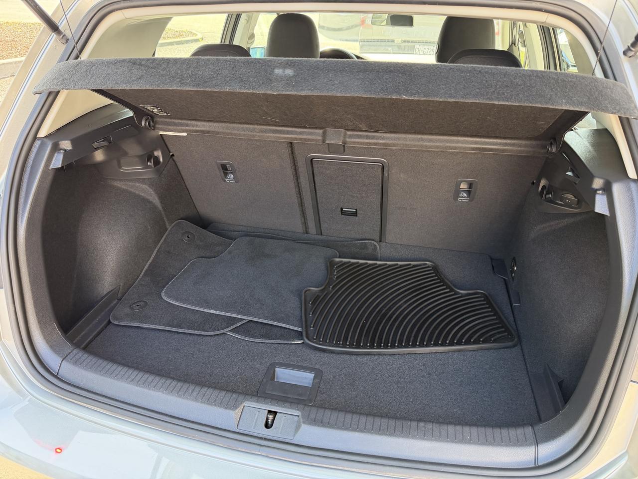 2019 Volkswagen Golf Comfortline - YES ONLY 22,000KM!! HEATED SEATS!!! Photo