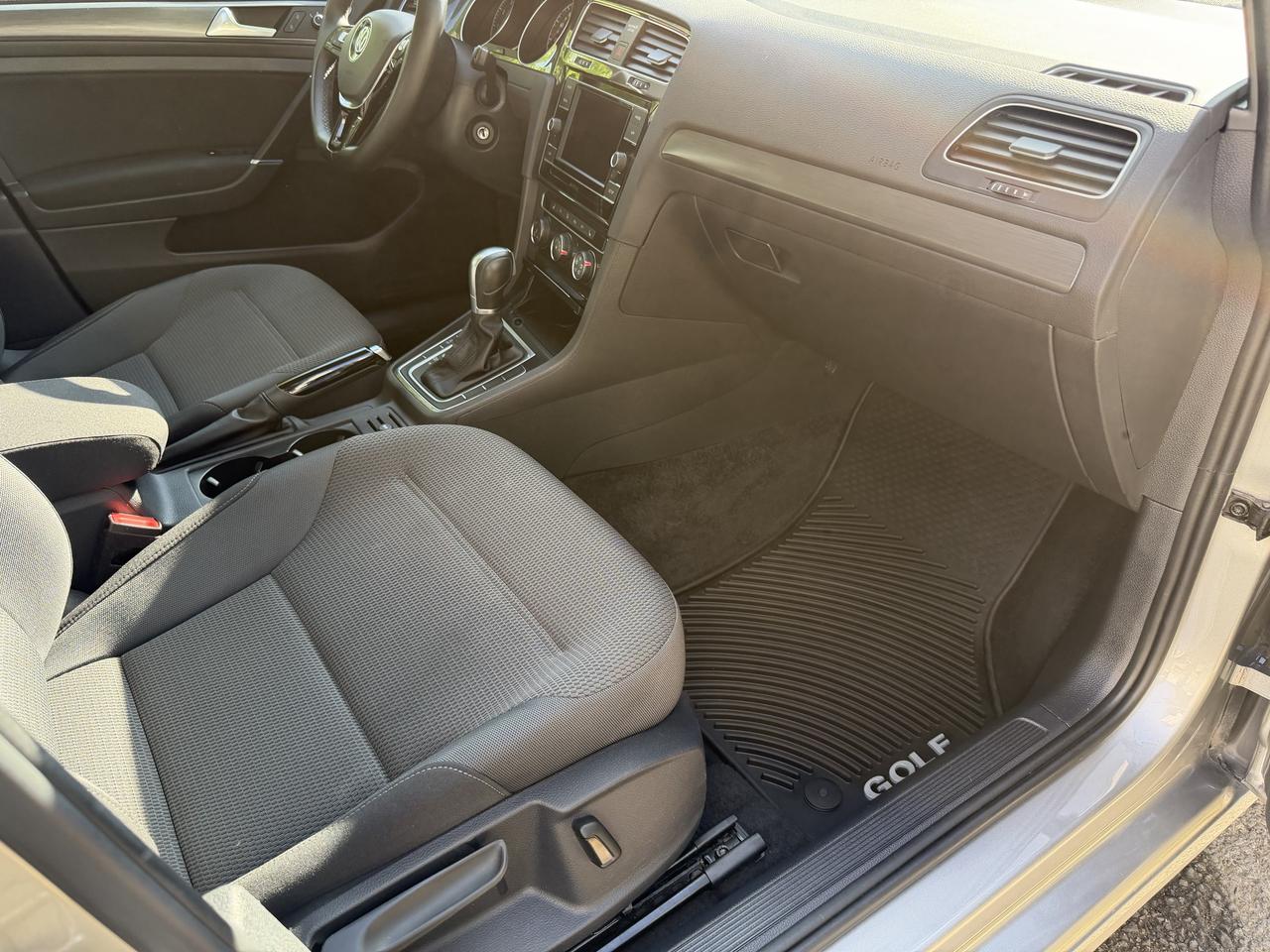 2019 Volkswagen Golf Comfortline - YES ONLY 22,000KM!! HEATED SEATS!!! Photo