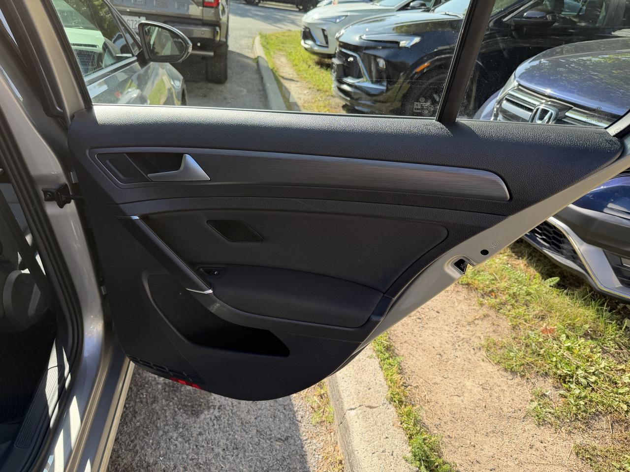 2019 Volkswagen Golf Comfortline - YES ONLY 22,000KM!! HEATED SEATS!!! Photo