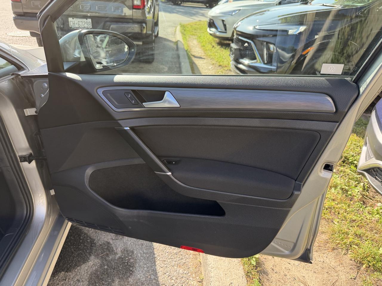 2019 Volkswagen Golf Comfortline - YES ONLY 22,000KM!! HEATED SEATS!!! Photo