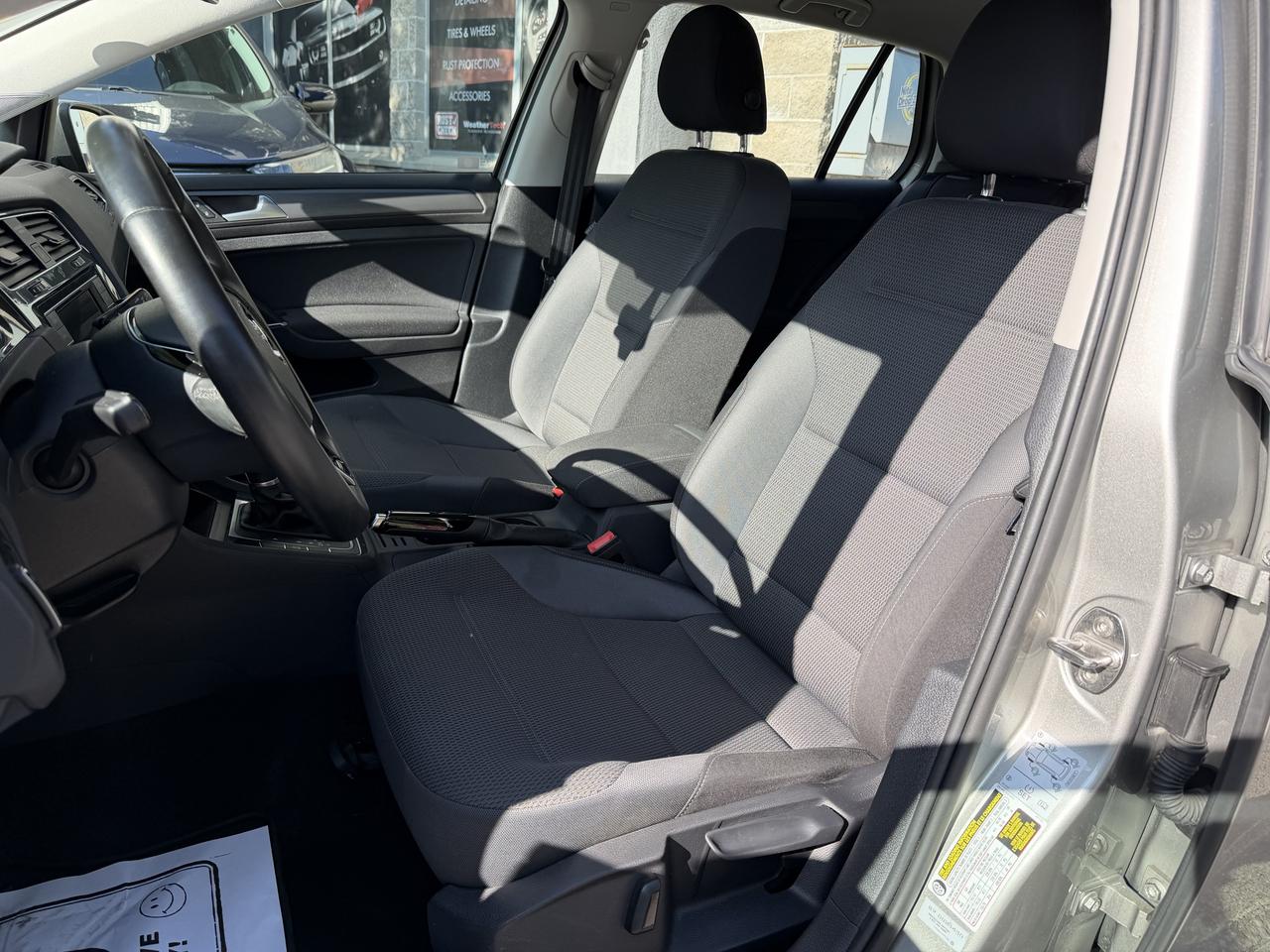 2019 Volkswagen Golf Comfortline - YES ONLY 22,000KM!! HEATED SEATS!!! Photo