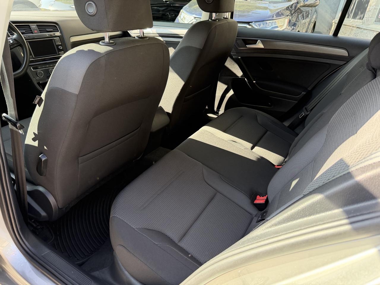 2019 Volkswagen Golf Comfortline - YES ONLY 22,000KM!! HEATED SEATS!!! Photo