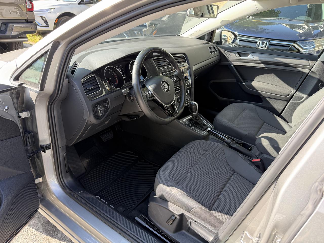 2019 Volkswagen Golf Comfortline - YES ONLY 22,000KM!! HEATED SEATS!!! Photo