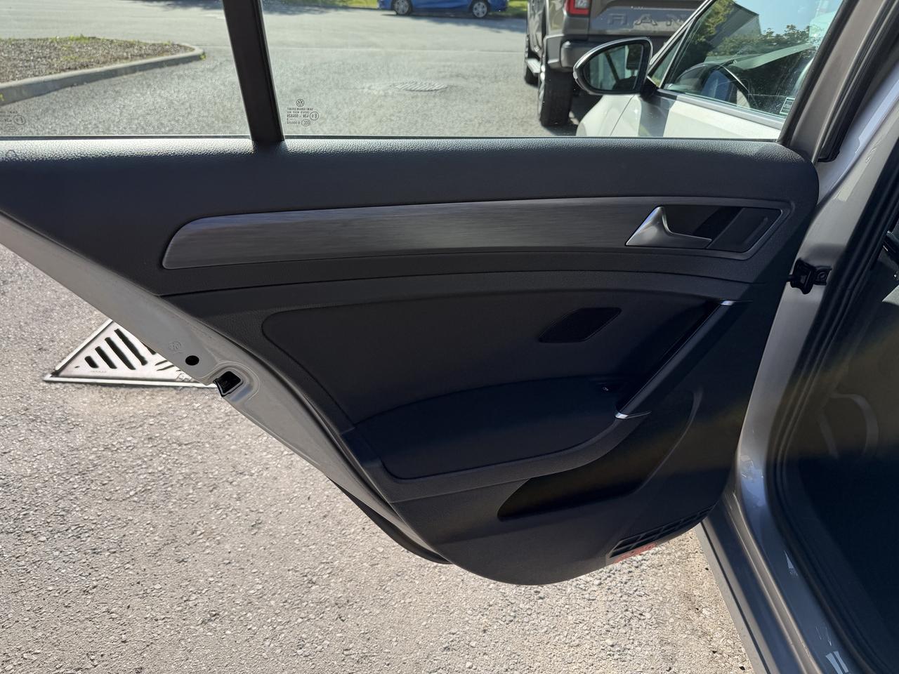 2019 Volkswagen Golf Comfortline - YES ONLY 22,000KM!! HEATED SEATS!!! Photo