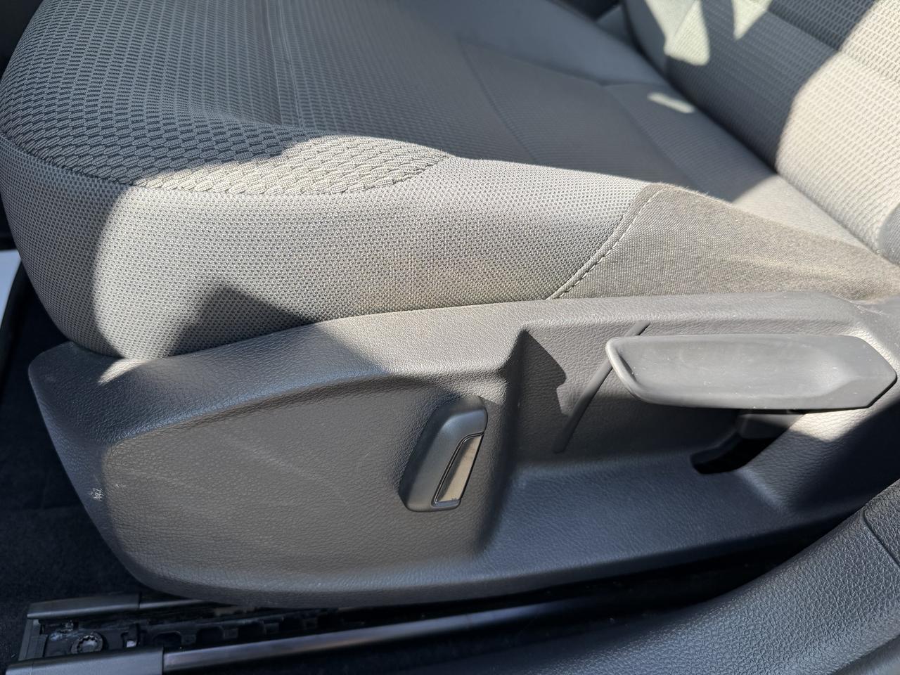 2019 Volkswagen Golf Comfortline - YES ONLY 22,000KM!! HEATED SEATS!!! Photo