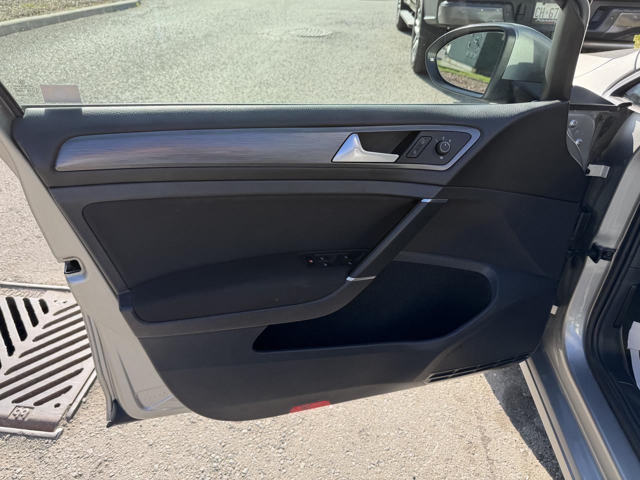 2019 Volkswagen Golf Comfortline - YES ONLY 22,000KM!! HEATED SEATS!!! Photo