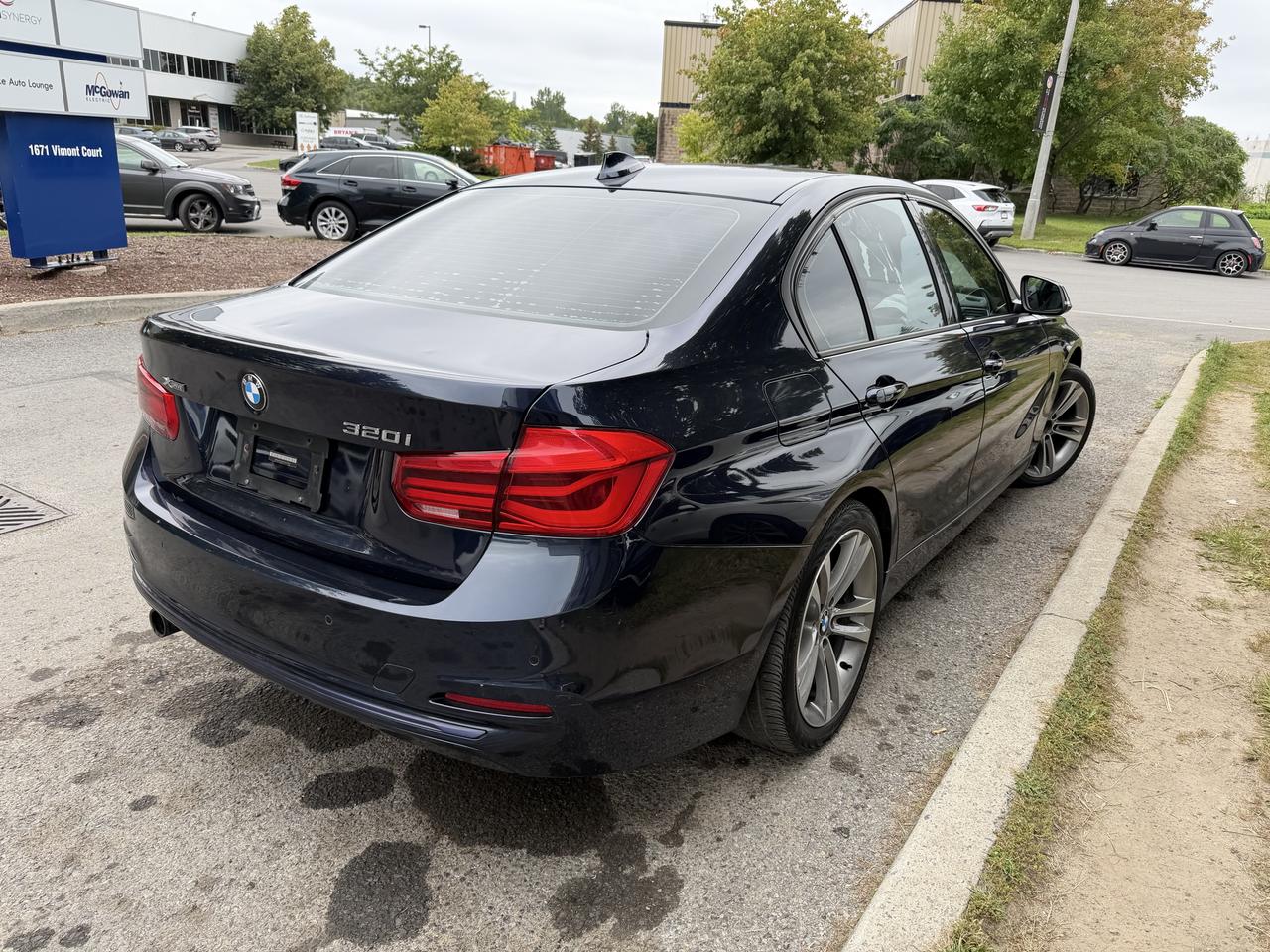 2016 BMW 3 Series 320i xDrive-SPORT PKG, LEATHER, SUNROOF, HTD SEATS Photo